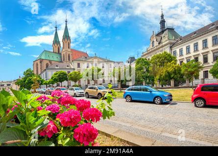 Paesaggio urbano con vista su St. Moritz chiesa e strada a Kromeriz, Moravia, Repubblica Ceca. Foto Stock