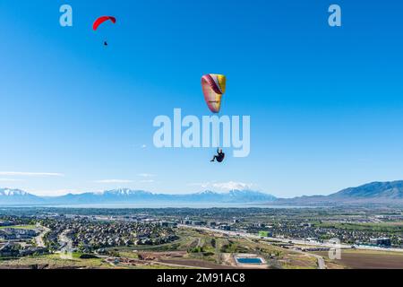 I parapendio si innalzano al Point of the Mountain Flight Park nello Utah Foto Stock
