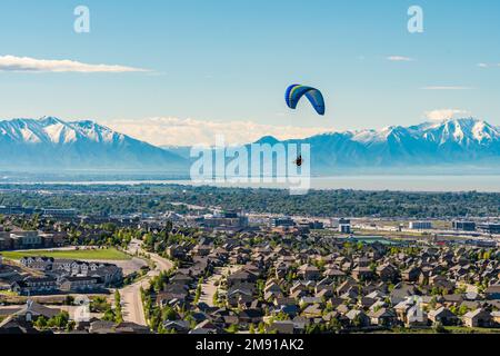 I parapendio si innalzano al Point of the Mountain Flight Park nello Utah Foto Stock