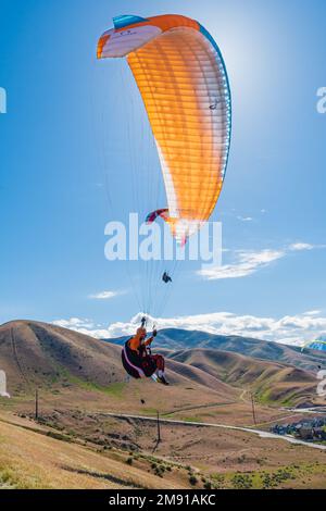 I parapendio si innalzano al Point of the Mountain Flight Park nello Utah Foto Stock