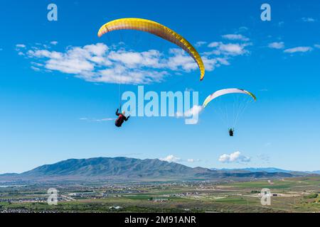 I parapendio si innalzano al Point of the Mountain Flight Park nello Utah Foto Stock