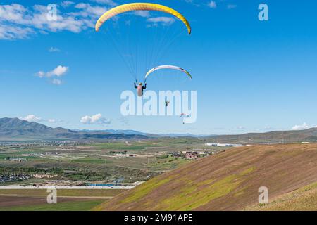 I parapendio si innalzano al Point of the Mountain Flight Park nello Utah Foto Stock