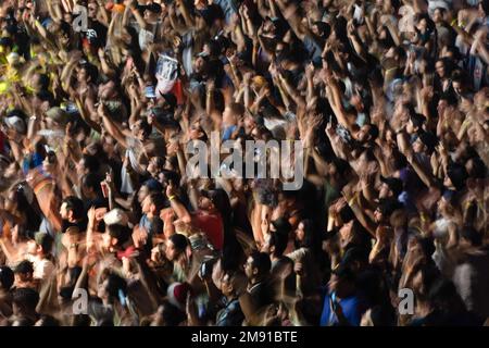 Santiago, Santiago, Cile. 14th Jan, 2023. La gente partecipa al Frontera Music Festival a Santiago, Cile. (Credit Image: © Matias Basualdo/ZUMA Press Wire) SOLO PER USO EDITORIALE! Non per USO commerciale! Foto Stock