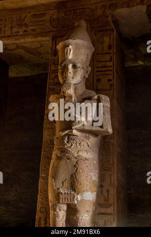 ABU SIMBEL, EGITTO - 22 FEBBRAIO 2019: Statua di Osiride di Ramesse II nella Grande Sala di Ipostura nel Grande Tempio di Ramesse II ad Abu Simbel, Egitto. Foto Stock