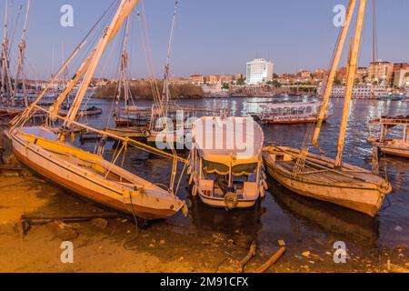 Vista serale delle barche a vela Felucca sul fiume Nilo ad Assuan, Egitto Foto Stock