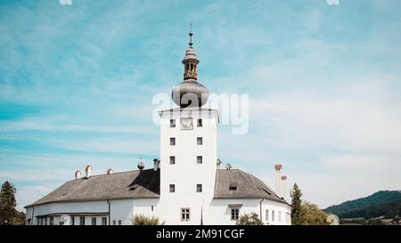 Il castello Schloss Ort a Gmunden, Austria, contro il cielo blu luminoso in una giornata di sole Foto Stock