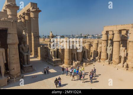 LUXOR, EGITTO - 20 FEBBRAIO 2019: Grande Corte di Ramses II, parte del tempio di Luxor, Egitto Foto Stock