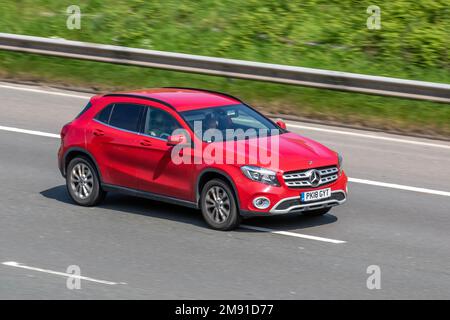 2018 Red MERCEDES BENZ GLA 200 se EXECUTIVE 1595cc 6 Speed Manual; viaggiando sull'autostrada M61 UK Foto Stock