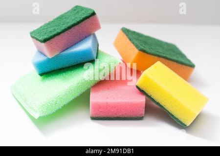 Stoviglie da cucina, concetto di pulizia, lavori di casa. Spugne colorate per la pulizia del primo piano e delle pulizie. Foto Stock