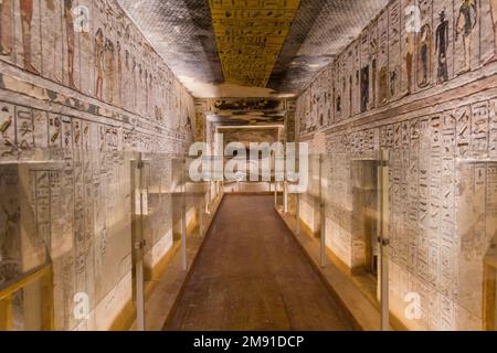 LUXOR, EGITTO - 20 FEBBRAIO 2019: Tomba di Ramesses III nella Valle dei Re nella necropoli di Teban, Egitto Foto Stock