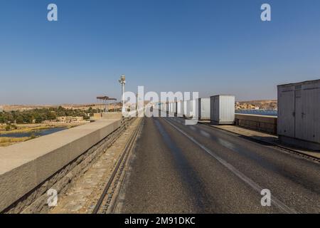 Strada in cima alla diga di Assuan, Egitto Foto Stock