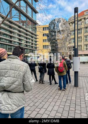 Praga, Repubblica Ceca, folla di turisti in cerca, moderna scultura pubblica in mostra in strada, 'testa di Kafkaa' (credito d'artista: David Cerny, 2014) arte all'aperto, arte del XXI secolo Foto Stock