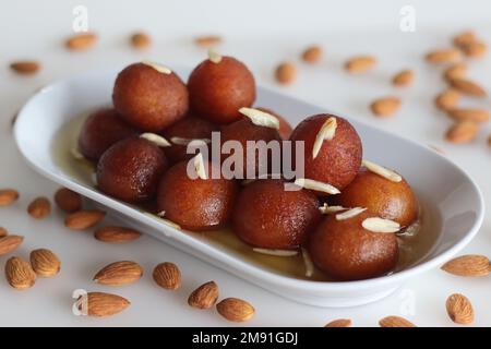 Gulab jamun. Un dolce a base di latte solido popolare nel subcontinente indiano. Palline morbide e fritte, di dimensioni frutti di bosco, realizzate con solidi di latte, per tutti gli usi f Foto Stock