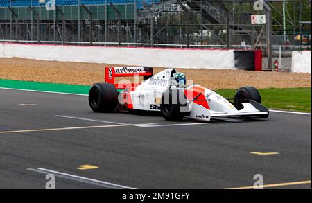Dimostrazione ospitata da Ignition GP 90s F1, di una McLaren 1992 MP4/7, guidata da Matthew Wrigley, alla 2022 Silverstone Classic Foto Stock