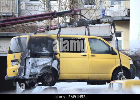 Lipsia, Germania. 16th Jan, 2023. Un furgone Deutsche Post bruciato viene sollevato da una gru. Diversi veicoli avevano preso fuoco la mattina presto nella parte orientale della città e sono stati gravemente danneggiati. Sospetto di incendio della polizia. (A dpa: 'Auto brucianti della posta a Lipsia - polizia sospetta arson') Credit: Anke Brod/Xcitepress/dpa/Alamy Live News Foto Stock