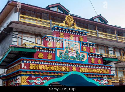 Monastero tibetano nella città di Manali, Himachal Pradesh. Il monastero tibetano si trova su Mall Road. Luogo turistico famoso in India. Migliore destinazione Luna di Miele India Foto Stock