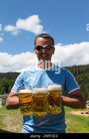 Brocche di birra bavaresi Foto Stock