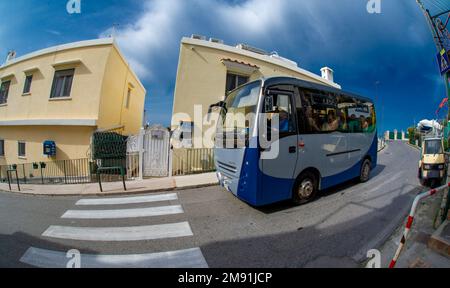 Aprile 24 2022-Capri Italia - piccolo autobus blu sulle strette e tortuose strade da Capri a Capri Italia Foto Stock