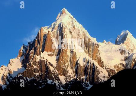 La grande roccia del Trango si erge nei pressi della montagna del K2 nella catena del Karakoram Foto Stock