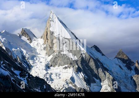 Il forte pendio del picco di Laila a 6,096 metri nella Valle di Hushe vicino al Ghiacciaio Gondogoro nella catena del Karakoram. Situato a Gilgit-Baltistan, Pakistan Foto Stock