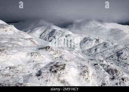 Killin, Scozia, Regno Unito. 16th gennaio 2023. Sulle piste innevate di Meall Nan Tarmachan, una passeggiata prominente munro e crinale a Killin, con ulteriori forti nevicate previste per la fine di questa settimana. Vista verso ben Lawers e Beinn Ghlas. Credit: Craig Brown/Alamy Live News Foto Stock