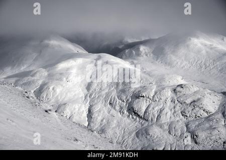 Killin, Scozia, Regno Unito. 16th gennaio 2023. Sulle piste innevate di Meall Nan Tarmachan, una passeggiata prominente munro e crinale a Killin, con ulteriori forti nevicate previste per la fine di questa settimana. Vista verso ben Lawers e Beinn Ghlas. Credit: Craig Brown/Alamy Live News Foto Stock