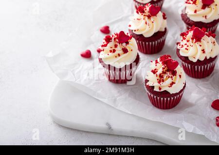 Cupcake di velluto rosso su una tavola di marmo Foto Stock