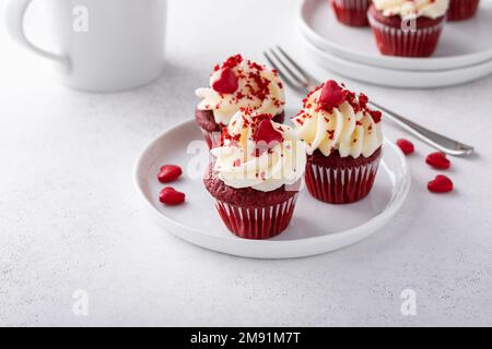 Cupcake di velluto rosso su un piatto piccolo Foto Stock