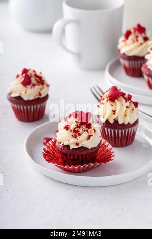 Cupcake di velluto rosso su un piatto piccolo Foto Stock