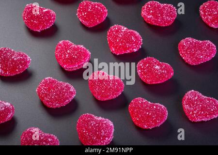 Caramelle di marmellata a forma di cuore su sfondo bianco, per San Valentino, segno d'amore per il cuore Foto Stock