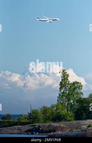 Helsinki, Finlandia - 9 giugno 2017: Volo aereo di linea Finnair Airbus A350 XWB ad altitudini estremamente basse su una piccola isola dell'arcipelago di Helsinki Foto Stock