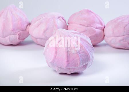 Marshmallow alla vaniglia, tradizionale zephyr su sfondo bianco. dolci Foto Stock