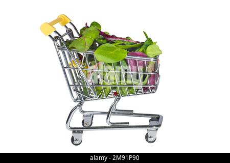 Un carrello con insalata fresca sullo sfondo bianco isolato. Shopping Foto Stock