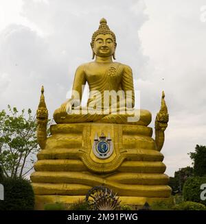 Phuket, Thailandia. Novembre 30, 2022. Tempio del Grande Buddha sull'isola di Phuket. Statue di Buddha nel giardino del tempio. Viaggi esotici e avventure. Foto Stock