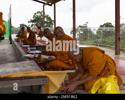 Phuket, Thailandia. Novembre 30, 2022. Tempio del Grande Buddha a Phuket. I monaci che pregano nel giardino del tempio. Foto Stock