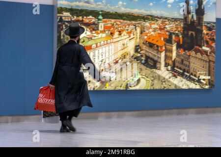 PRAGA, CZECHIA, 15 2022 SETTEMBRE, Un passeggero con una borsa del duty-free shop cammina intorno a un cartellone con una foto del centro storico di Praga Foto Stock