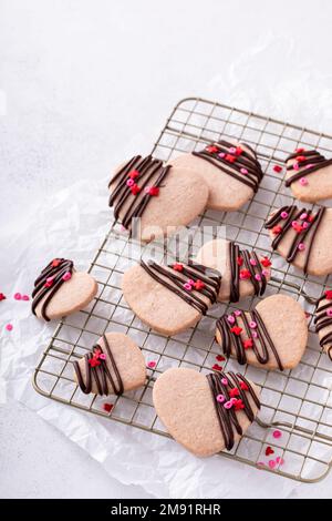 Biscotti con fragola a forma di cuore e cioccolato fondente Foto Stock