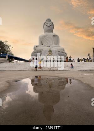 Phuket, Thailandia. Novembre 30, 2022. Scale di ingresso al Tempio del Grande Buddha sull'isola di Phuket. Visitatori che fanno un tour del tempio. Foto Stock