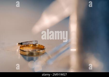 Gli anelli di nozze del progettista che si trovano sulla superficie. Due anelli di nozze. Foto Stock