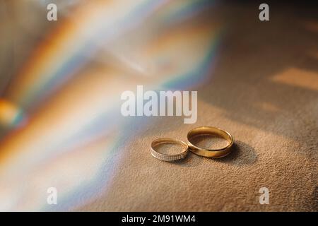 Gli anelli di nozze del progettista che si trovano sulla superficie. Due anelli di nozze. Foto Stock