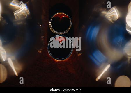 Gli anelli di nozze del progettista che si trovano sulla superficie. Due anelli di nozze. Foto Stock