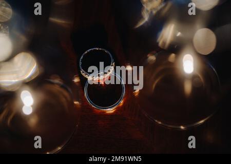 Gli anelli di nozze del progettista che si trovano sulla superficie. Due anelli di nozze. Foto Stock