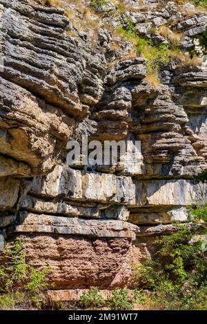 Ammira le formazioni geologiche della gola del fiume Boljetin nella Serbia orientale Foto Stock