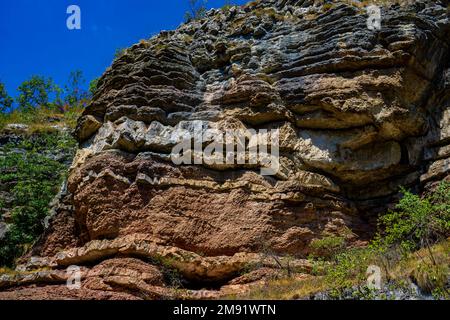 Ammira le formazioni geologiche della gola del fiume Boljetin nella Serbia orientale Foto Stock