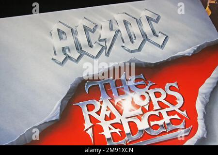 Viersen, Germania - Novembre 9. 2022: Closeup of isolated vinil record The Razors Edge album of hard rock band AC/DC pubblicato nel 1990 Foto Stock