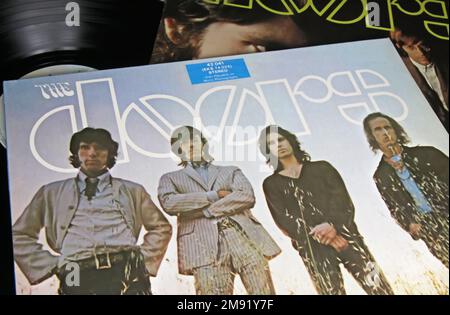 Viersen, Germania - Novembre 9. 2022: Closeup di dischi isolati in vinile in attesa dell'album Sun della band delle porte, pubblicato nel 1968 Foto Stock