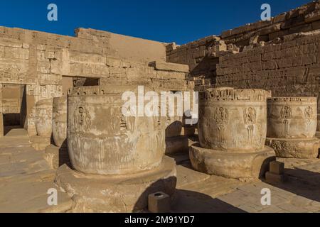 Colonne rotte di Medinet Habu (tempio mortuario di Ramesse III) presso la necropoli di Teban, Egitto Foto Stock