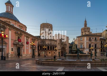 Cattedrale di Santa Maria di Valencia, una costruzione gotica costruita su un antico tempio romano. Piazza Plaza de la Reina, ospita una fontana e una basilica. Foto Stock