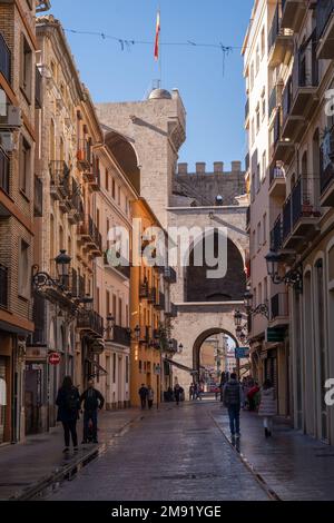 Torre de Serranos, una torre gotica che ha funzionato come porta alla città vecchia di Valencia. Spagna. Faceva parte delle mura della città. Foto Stock