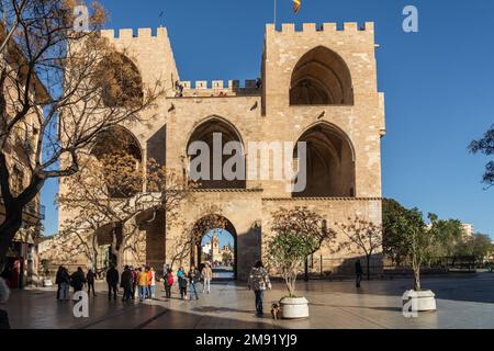 Torre de Serranos, una torre gotica che ha funzionato come porta alla città vecchia di Valencia. Spagna. Faceva parte delle mura della città. Foto Stock